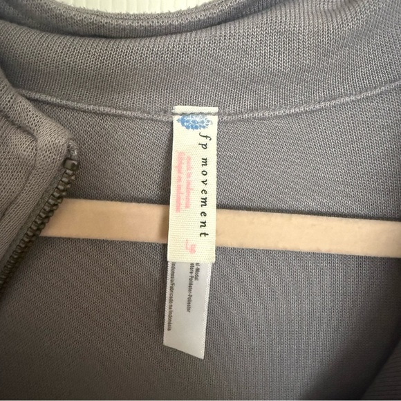 Gray Sleeveless Zip-Up Top - Picture 4 of 4